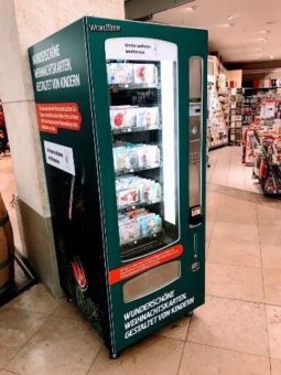 Bargeld und haufenweise Geschenke – Spendenübergaben in den Schönhauser Allee Arcaden