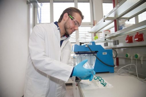 Berufsbegleitend weiterqualifizieren: Industriepharmazie (B.Sc.)