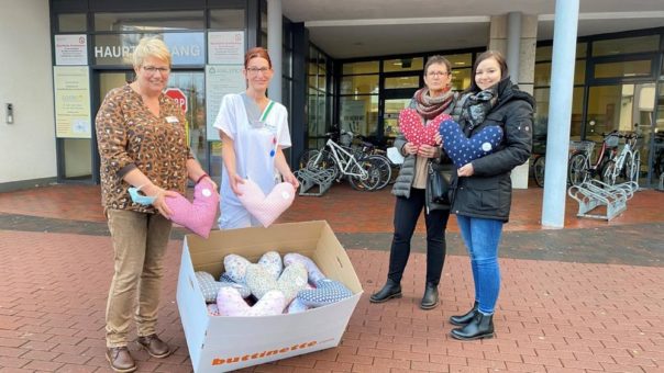 Selbst genähte Kuschelkissen in Herzform als Geschenke für krebskranke Patient:innen der Harzklinik Goslar