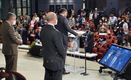 Sondersitzung der adventistischen Weltkirchenleitung beschließt Verfassungsänderung