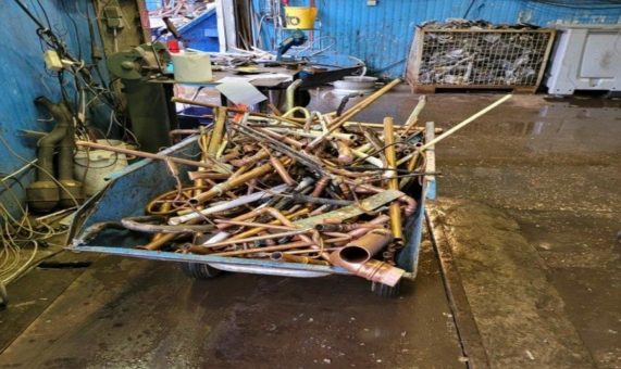 Kostenlose Abholung und Ankauf von Metallschrott aus einer Hand durch Schrotthändler Wesel