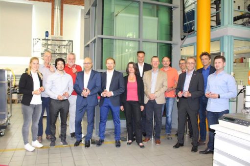 17-Tonnen-Koloss im Labor für Verfahrenstechnik:  Großbecken für Membranmodule zur Abwasser-Aufbereitung an der Hochschule Osnabrück eingeweiht
