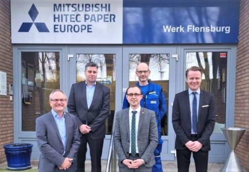 Staatssekretär Schrödter zu Besuch bei Mitsubishi HiTec Paper