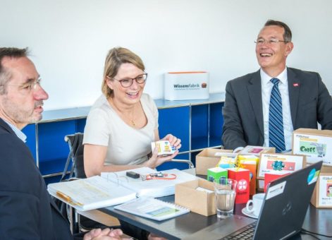 Rheinland-pfälzische Bildungsministerin informiert sich über Wissensfabrik-Projekt IT2School
