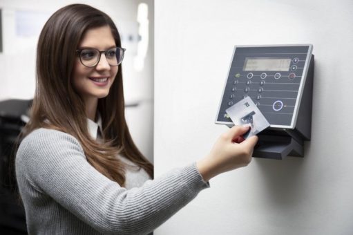 PCS unterstützt Corona-Maßnahmen mit hygienischer Zeiterfassung und Zutrittssteuerung sowie Besuchermanagement mit Gesundheitsabfrage