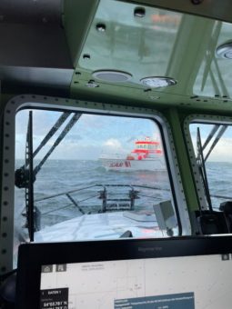 „Nahtlose Rettungskette“: Seemann von Skandinavienfähre mit Hilfe der Seenotretter ins Krankenhaus ausgeflogen