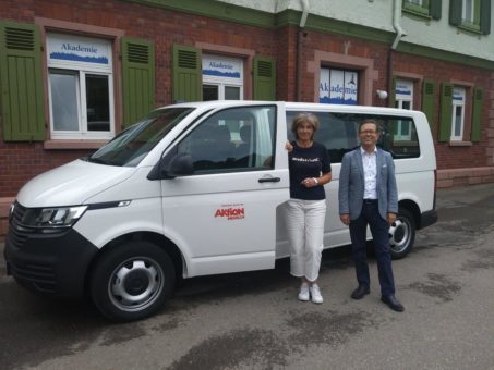 Neuer VW-Kleinbus für Akademie des Hofguts Himmelreich – Freude bei den Verantwortlichen