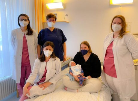 Rennfahrer Teo erblickt als 100. Baby 2022 am Sana Klinikum Hof das Licht der Welt