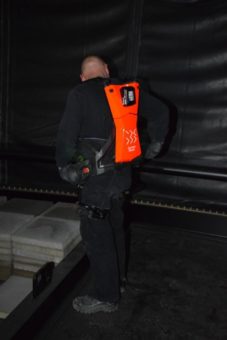 Mit Exoskeletten: 250 Tonnen Steine für neuen Gasbehälter der StEB Köln