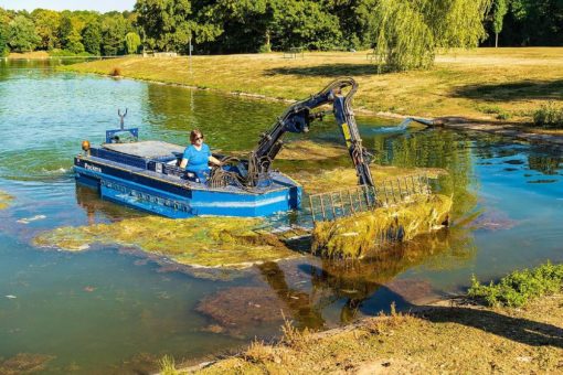 Kölner Parkweiher: Mähboote im Einsatz und Badeverbot