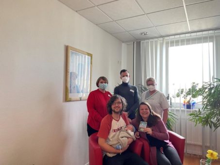 Asklepios Harzkliniken spendieren jedem Neugeborenen „Baum-Paten-Pass“ – Baby „Jannes“ bekam den ersten!