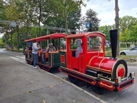 Bimmelbahn verbindet Riesenrad und Residenzschloss