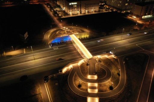 Brücke über die Mainzer Saarstraße leuchtet in den ukrainischen Farben