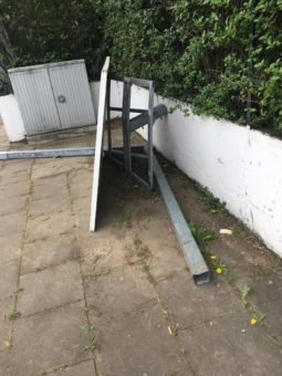 Gemeinsam mit anderen Nachbarn den Schrottsammeln