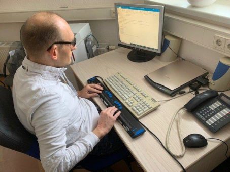 Arbeitsplatzangleichung für blinden Mitarbeiter – support-Team hilft Marienberger Unternehmen