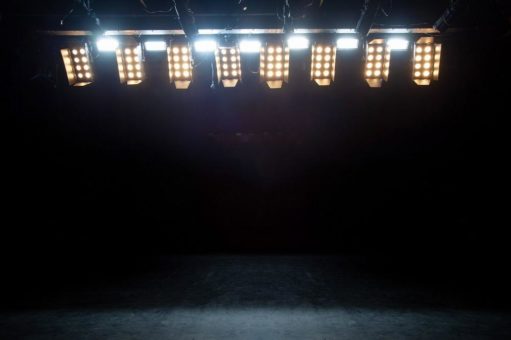 Uraufführung: Forced Entertainment zeigt >Under Bright Light<