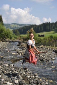 Zu Besuch bei den Schlern-Hexen – Mystischer Barfußweg für die ganze Familie im Curasoawald