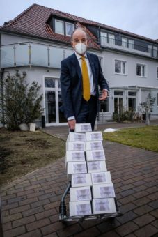 Landesbischof Meister verschenkt 25.000 Osterkerzen als Hoffnungszeichen