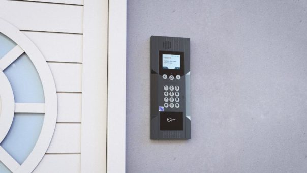 Wohnqualität beginnt an der Haustür – Intratone präsentiert innovative Gegensprechanlage Intracode