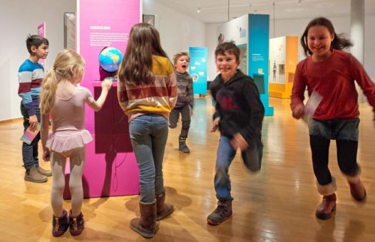 Familientag in der Ausstellung VON HIER NACH DORT – Unterwegs mit Kompass und Navi!