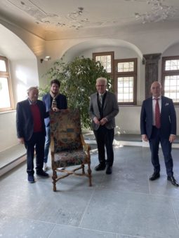 Äbtissinnenstuhl und Porträt als Schenkung der Familie Grasselli, Tettnang: Übergabetermin mit Ministerpräsident Winfried Kretschmann am 19. März 2022