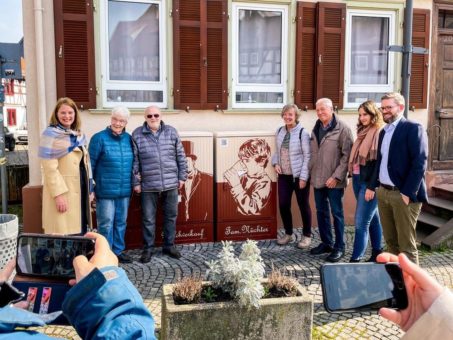 „Milch-Nüchter“ und seine Geschichte verschönern drei Verteilerkästen am historischen Oberurseler Marktplatz
