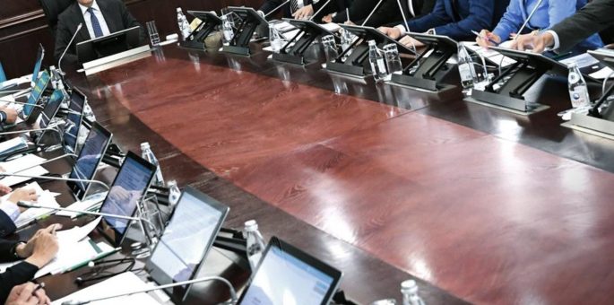 Premierminister Meetingraum Kasachstan mit „roboterartigen“ FOLD! Touchscreens