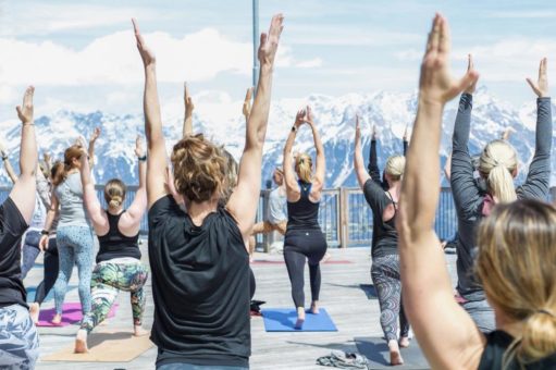 Namasté vor alpiner Kulisse