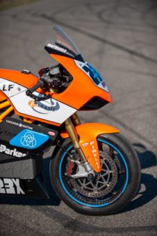 Lightfighter v2.0 – Elektrisches Rennmotorrad auf geflochtenen thyssenkrupp Carbonfelgen