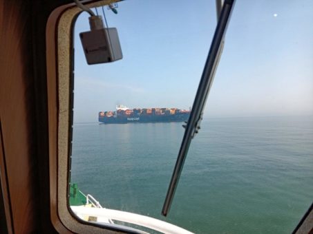 Seenotretter holen Seemann mit Augenverletzung von Containerschiff