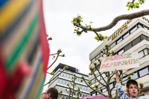 Foto-Ausstellung „‚on democracy‘ – Schauplätze der Demokratie“