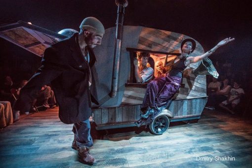Cirque Bouffon gastiert ab 8. April mit seiner Show BOHEMIA in Köln vor dem Schokoladenmuseum im Rheinauhafen.