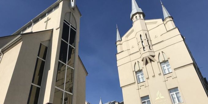 Ukraine: Menschen suchen Schutz und Hoffnung in Kirchen