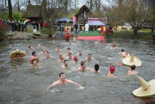 8.500 Euro für „Leser helfen“ beim Neujahrsschwimmen