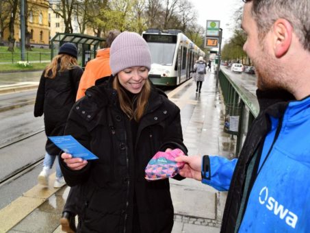 Danke für die Treue: swa verteilen Brezen und Blumensamen in Bussen und Trams – Großes Gewinnspiel