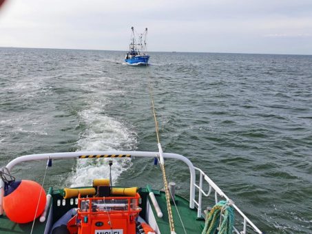 Seenotretter nehmen Fischkutter mit Maschinenschaden in Schlepp