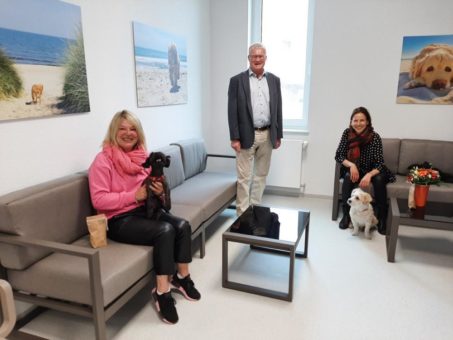 Verwaltungsdirektor begrüßt erste Patientinnen mit Hund in Norddeicher Rehaklinik