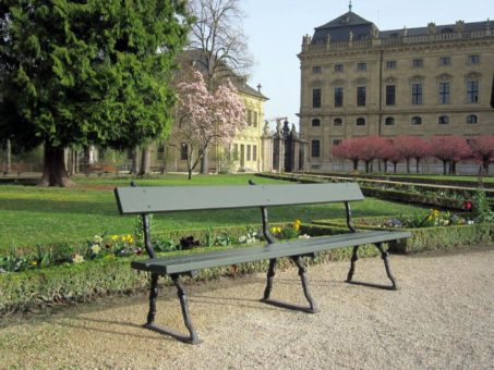 Acht neue Bänke nach historischem Vorbild für den Hofgarten Würzburg nachgebaut