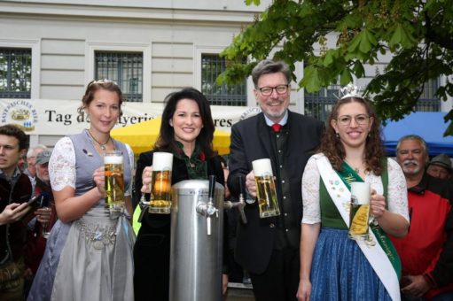Tag des Bayerischen Bieres 2022: Der Bierbrunnen in München sprudelte zum „Tag des Bayerischen Bieres“ mit drei verschiedenen Biersorten