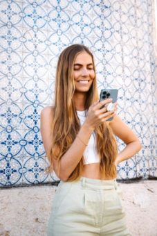 Der schmalste Phone Grip am Markt: Multitalent Backflip jetzt mit neuer Pure Collection