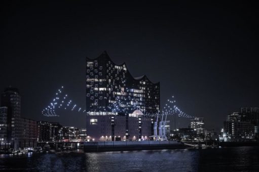Tausende Zuschauer bei Lichtinstallation »Breaking Waves« an der Elbphilharmonie