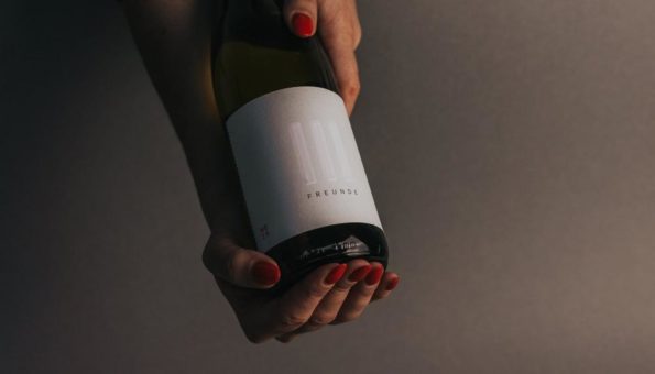 Die Weißweinempfehlung für 2022 von Juliane Eller, Joko Winterscheidt und Matthias Schweighöfer: der neue III FREUNDE Weissburgunder