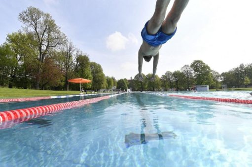 Anbaden im Schyrenbad: Auftakt für die Münchner Freibadsaison