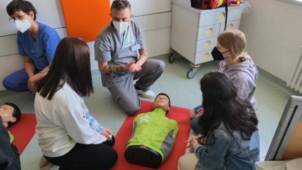 Schüler:innen konnten Berufe im Alltag der Kliniken kennenlernen und sich über die Ausbildung informieren