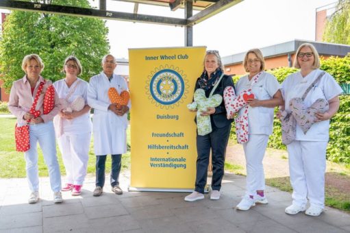Inner Wheel Club spendet Herzkissen für Brustkrebspatientinnen an der Helios St. Anna Klinik Duisburg