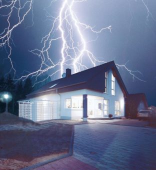 Beim Blitzschutz an PV-Anlagen denken
