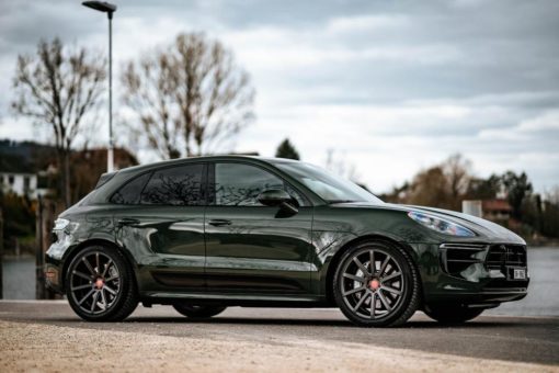 Macan-Duo auf 21-zölligen Leichtmetallfelgen von Barracuda und Cor.Speed