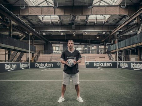 Lukas Podolski eröffnet Fussballhalle in Köln