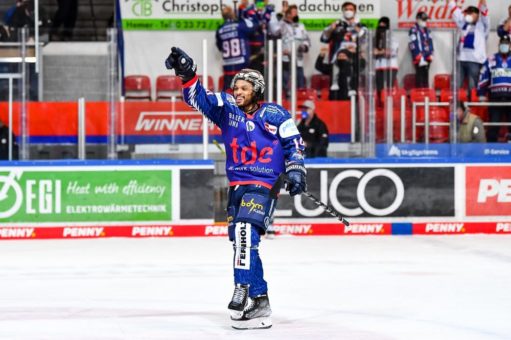 Sena Acolatse verlängert seinen Vertrag
