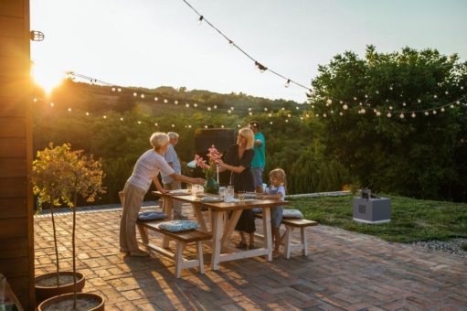 Streaming-Gartenlautsprecher mit Sitzfunktion: WHD präsentiert klangstarken „Bloq“